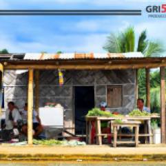 Tosagua - Manabi- Personas Montubias vendiendo sus productos - Gris Media - fotografia